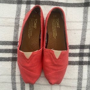 “Classic” Toms in Coral, Size US 5